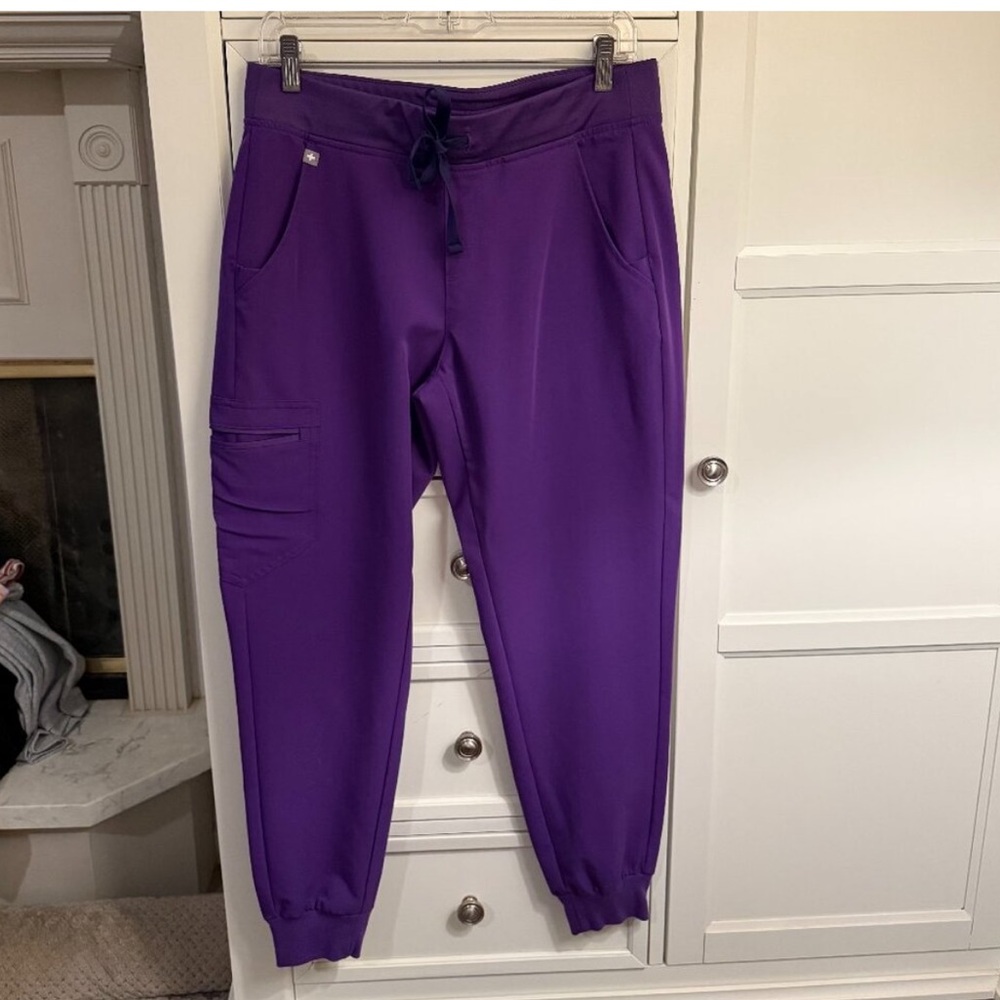 Figs High Waisted - Petite Jogger Scrub Pants
M purple